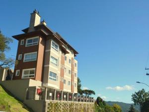 格拉玛多LOCAR-IN GRAMADO - Residencial Benetti的山顶上一座大建筑