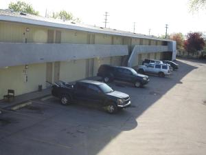 罗马瑞拉克斯公寓的两辆卡车停在大楼旁边的停车场
