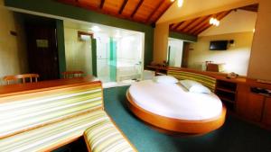 卡内拉腾塔卡奥汽车旅馆（仅限成人）的卧室配有一张白色大床