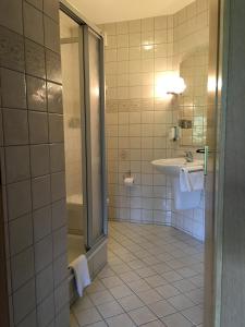 赫费尔霍夫Landhaus Hotel Göke的一间带水槽和淋浴的浴室