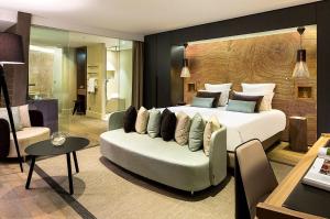 巴尼奥勒巴尼奥勒城堡酒店的一间卧室配有一张大床和一张沙发