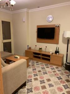 麦加Altelal Apartment的带沙发和平面电视的客厅