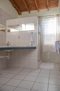 Salisbury落日海湾俱乐部加海滨潜水度假酒店的带淋浴和盥洗盆的浴室
