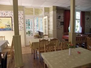 派尔努Villa Katariina的用餐室设有桌椅和窗户。