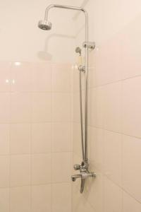 姆巴拉拉Meliva Guest House Mbarara的浴室内配有淋浴和头顶淋浴