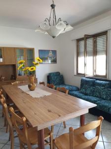 马劳萨Da Giacomina的客厅配有木桌和椅子