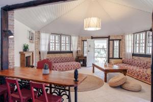 卡拉马孔Vartan's Summer House的客厅配有沙发和桌子