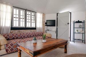 卡拉马孔Vartan's Summer House的客厅配有沙发和桌子