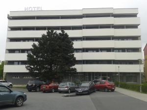 布伦塔尔斯勒赞酒店的停车场,停车场停在大楼前