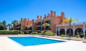 奎特里拉Casa de Férias Vila Sol Golf的一座大房子,前面设有一个游泳池