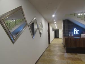 波哥大Hotel Bogota DC的建筑墙上的走廊上挂有绘画作品
