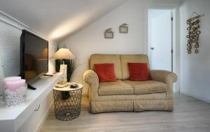 里斯本Trendy Alcantara Apartment的带沙发和电视的客厅