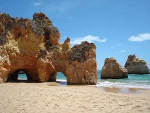 阿尔沃尔Alvor Retreat at Vila Marachique的海滩上的岩石拱门