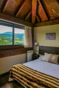 科里奥卡瑟纳德阿巴米亚酒店的一间卧室设有一张床和一个大窗户