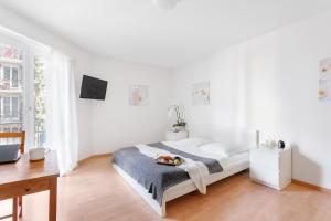 苏黎世Swiss Star Zurich Sihlfeld - Self Check-In的白色卧室配有床和书桌