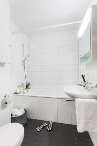 苏黎世Swiss Star Zurich Sihlfeld - Self Check-In的白色的浴室设有浴缸和水槽。