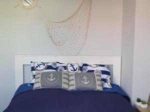 斯维诺乌伊希切PerfektMari的一间卧室配有一张带蓝色和白色枕头的床