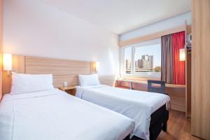 圣地亚哥圣地亚哥中心宜必思酒店的酒店客房设有两张床和窗户。