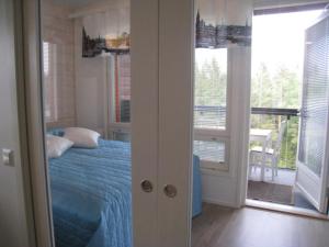 塞伊奈约基Pirjola的一间卧室设有蓝色的床和一个阳台
