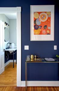 哈德逊Nest Hudson的蓝色的房间,配有一张桌子和墙上的绘画