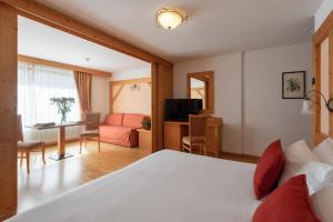 摩德纳迪-坎皮格里奥卡罗芒果温泉假日酒店的一间卧室设有一张床和一间客厅。