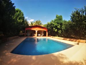ComalaQuinta Comala Hotel & Villas的庭院内带凉亭的游泳池