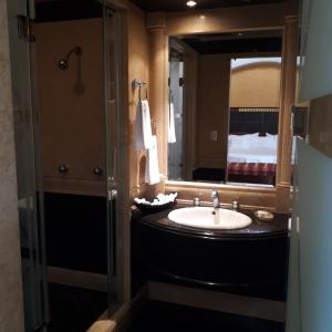 墨西哥城Villas Princess Hotel的一间带水槽和镜子的浴室