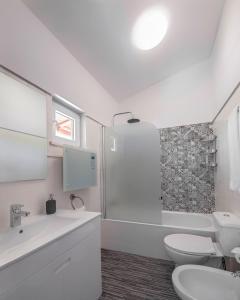 西尔韦斯Casa do céu的白色的浴室设有卫生间和水槽。