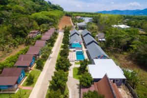 他朗Be Leaf Resort SHA的享有带游泳池的房屋的空中景致