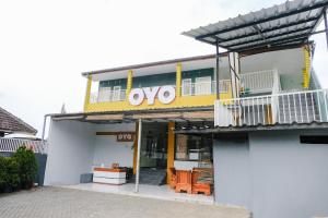 巴图OYO 894 Nusa Indah Homestay Syariah的建筑的一侧有卵石标志