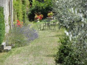 科尔萨诺卡斯特罗格罗迪乡村屋的花园配有桌椅和鲜花