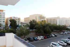 马斯喀特撒哈拉公寓酒店的城市里停有汽车的停车场