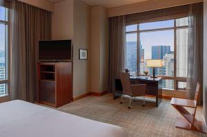 西雅图凯悦大酒店西雅图的酒店客房配有一张床和一张书桌及一台电视