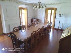 奥维多Palacete Peñanora的大型用餐室配有大桌子和椅子