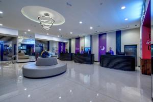 迪拜迪拜伊本·白图泰购物中心普瑞米尔酒店的大楼内带等候区的大堂