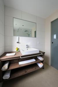 穆赫克雷斯的艾根贝尔伽斯陶斯斯奇芬尔酒店的一间带水槽和镜子的浴室