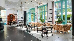 玛丽亚温泉OREA Spa Hotel Cristal的餐厅设有桌椅和窗户。