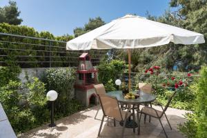 希维利#Luxlikehome - Azure Sea View House的一个带桌子和遮阳伞的庭院和鸟舍