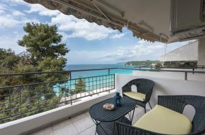 希维利#Luxlikehome - Azure Sea View House的阳台配有椅子,享有海景。