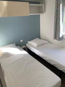 穆斯捷-圣玛丽Camping Manaysse的带窗户的客房内设有两张单人床。
