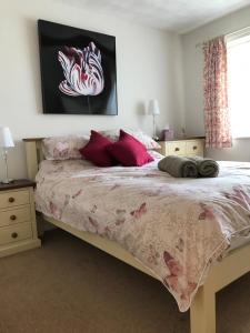 切斯特Fir Tree Cottage的卧室配有一张带粉红色枕头的大床