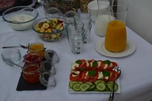 于尔齐希Weingut Erbes-Henn的一张桌子,上面放着一盘食物和一杯橙汁