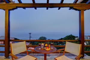 扎戈拉扎戈拉酒店的美景阳台配有桌椅
