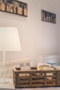 福贾Casa in Centro Foggia的客厅配有木制咖啡桌和台灯