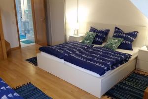 施托尔贝格Altstadtflair的一间卧室配有一张带蓝色床单和枕头的床。