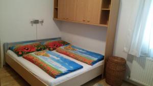 沃尔特湖畔韦尔登Pura Vida的一间卧室配有两张带彩色毯子的床