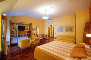 马德里五棵松酒店的一间卧室设有一张床和一间客厅。
