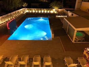 里米尼米兰聂斯酒店的游泳池周围设有椅子
