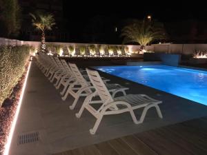 里米尼米兰聂斯酒店的游泳池边的一排椅子