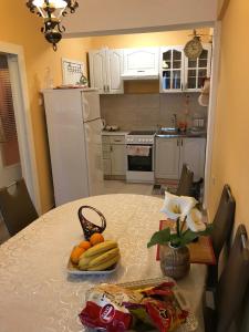 蒂瓦特Apartment S&T的厨房配有带水果的桌子